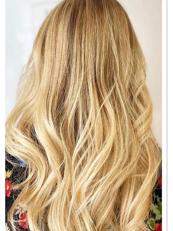 Blond lumineux, boucles légères