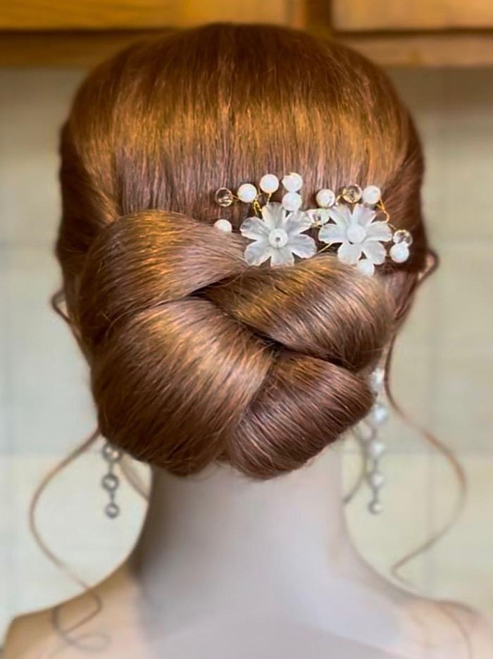 Chignon tressé orné de fleurs